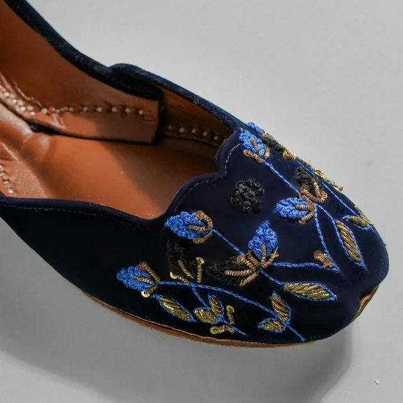 Navy blue velvet, hand-embroidered Pakistani leather women's flats shoes - Picture 2 of 9
